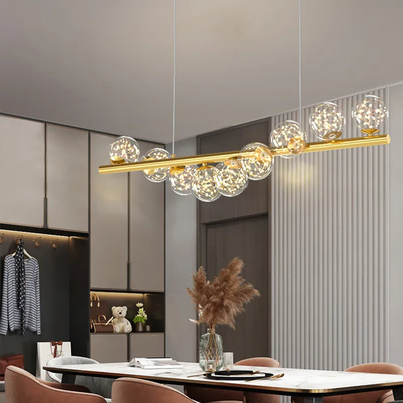 goldene Esszimmerlampe mit Glaskugeln un modernem Design, hängend