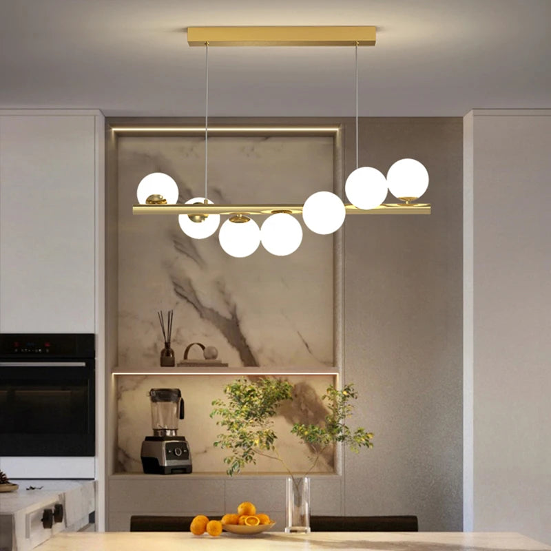 wunderschöne, stilvolle Küchenlampe in gold, hängend