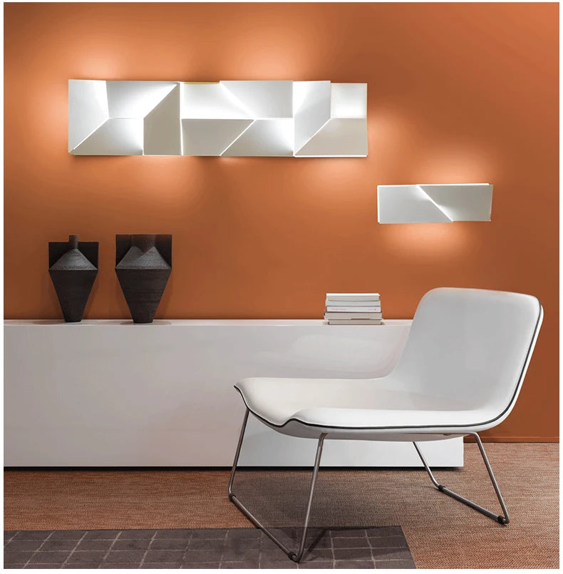 Ausgefallende Wandleuchte. Wohnzimmerlampe in Weis. Dimmbare LED Lampe Wohnzimmer. Luxus Lampe