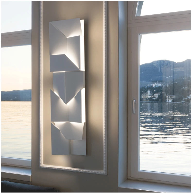 Ausgefallende Wandleuchte. Wohnzimmerlampe in Weis. Dimmbare LED Lampe Wohnzimmer. Luxus Lampe