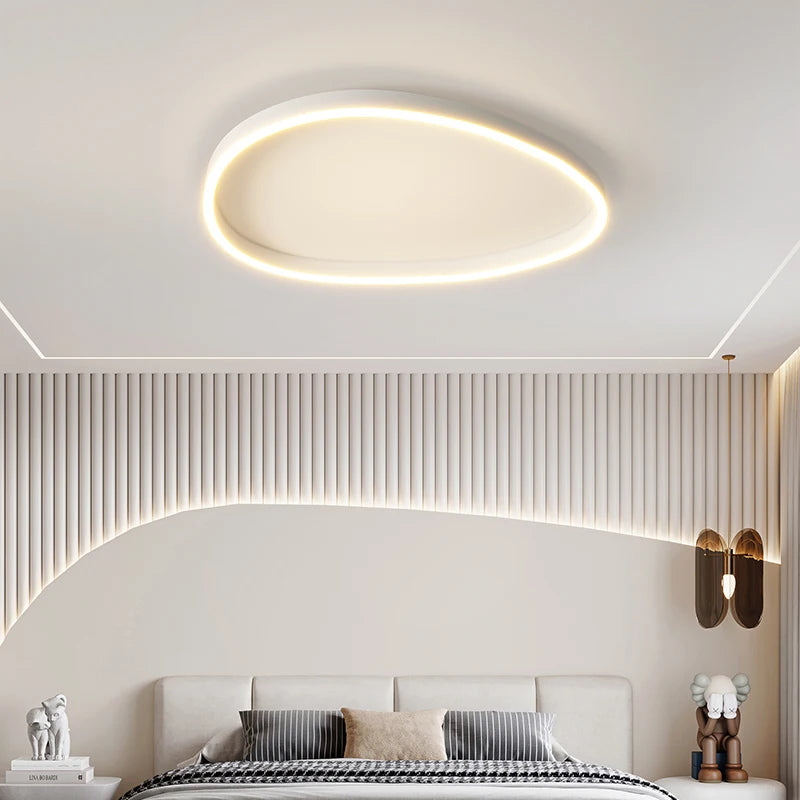 Elegante und dimmbare Schlafzimmerlampe in weißem Design. Ringleuchte