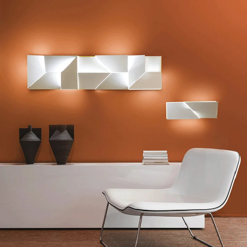 Ausgefallende Wandleuchte. Wohnzimmerlampe in Weis. Dimmbare LED Lampe Wohnzimmer. Luxus Lampe