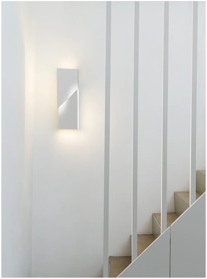 Ausgefallende Wandleuchte. Flurlampe in Weis. Dimmbare LED Lampe Flur. Luxus Lampe