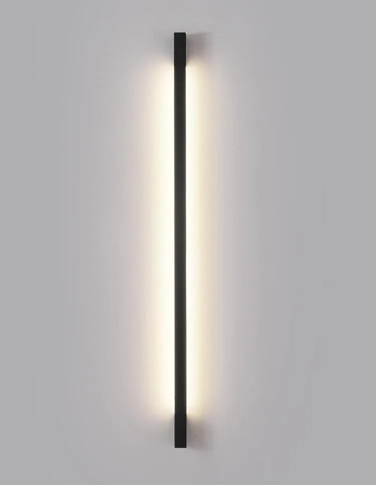 dezente und moderne LED Wandlampe in schwarz, länglich