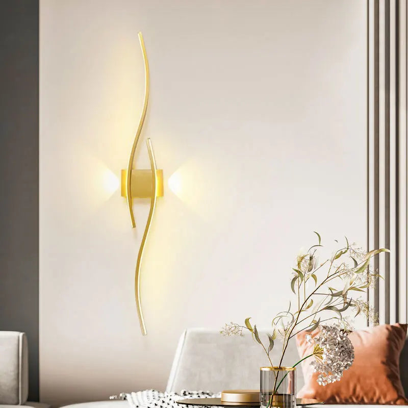 Moderne Wandlampe Wohnzimmer. Led Wandleuchte in gold. Dimmbar und Luxuriöse leuchte