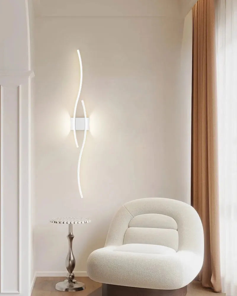 Ausgefallene Wandlampe Wohnzimmer. Led Wandleuchte in weiß.