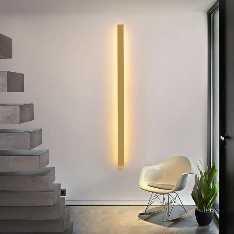 moderne und zeitlose LED Wandleuchte in gold